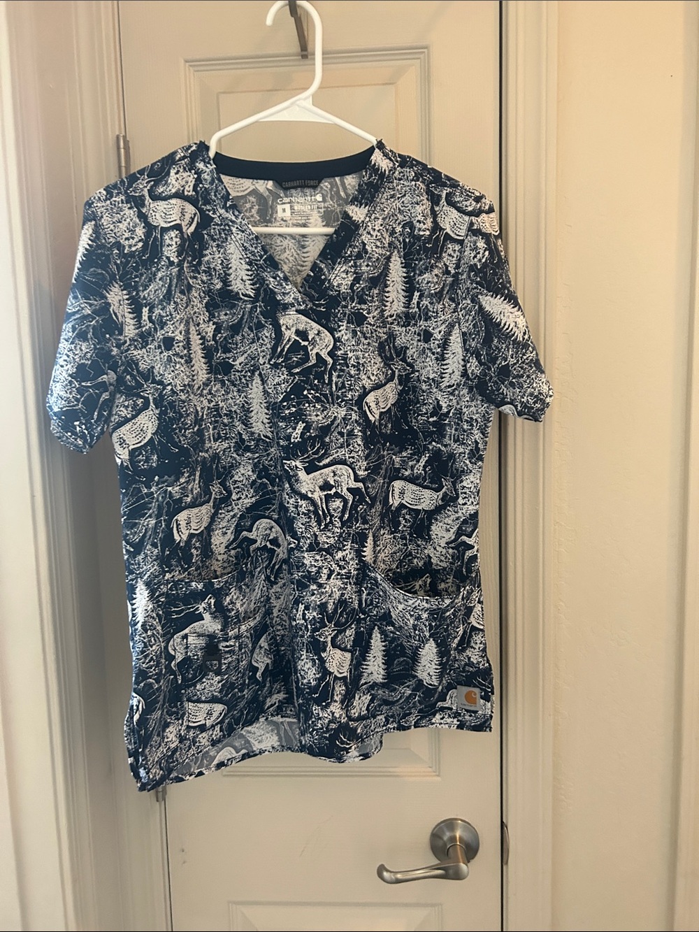Carhartt Force Scrub Top Women’s Medium Black White Woodland Deer Print V-Neck